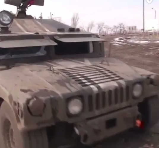 В районе Дебальцево ополченцы нашли брошенный ВСУ американский бронеавтомобиль Humvee.