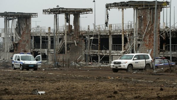 При исследовании временных захоронений на территории старого терминала аэропорта Донецка были обнаружены останки как минимум трех украинских военнослужащих.