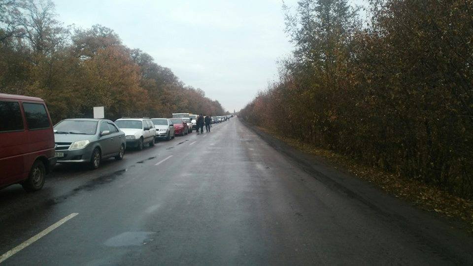 Очереди на КПП на Донбассе вынудили народ разработать "инструкции проезда"