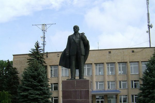 Новоазовск. Новороссия. Восстановлен памятник Ленину
