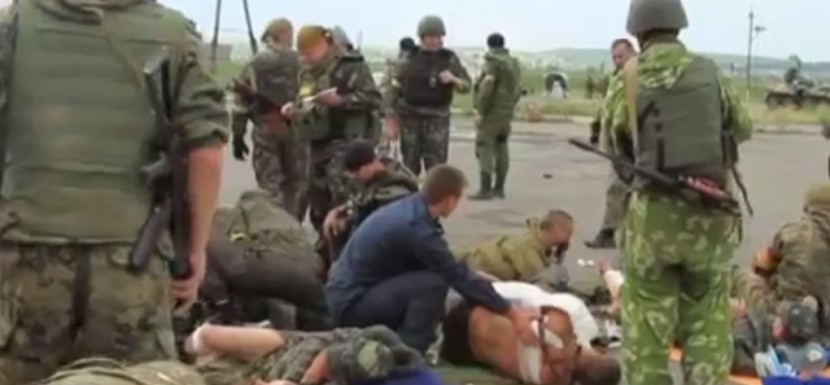 По ту сторону фронта: фашисты эвакуирует раненых (видео)
