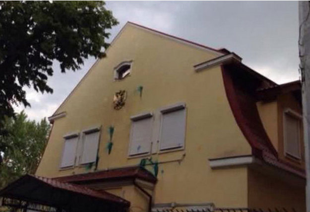 Около 100 человек забросали яйцами и краской здание генконсульства России в Харькове