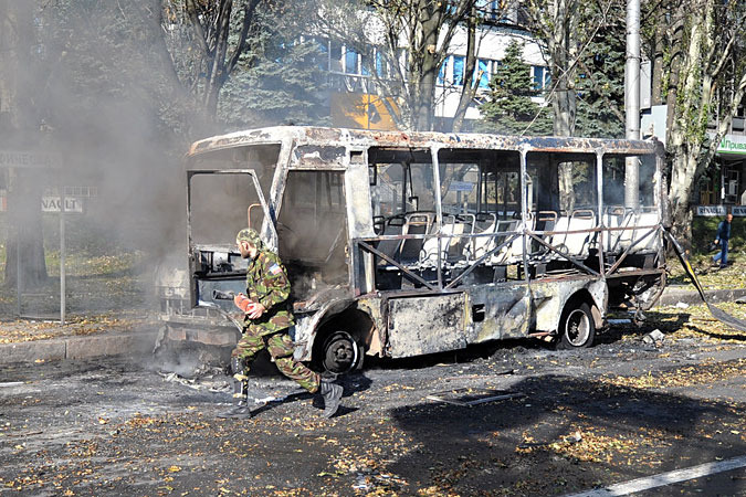 В Донецке снаряд попал в автобус, двое погибших