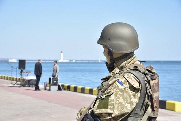 с приездом Петра Порошенко в Одессу, в морском порту города появились вооруженные бойцы.