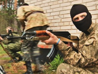 Инструкторы «Азова» принялись за военную подготовку школьников (видеосюжет "Cassad-TV")
