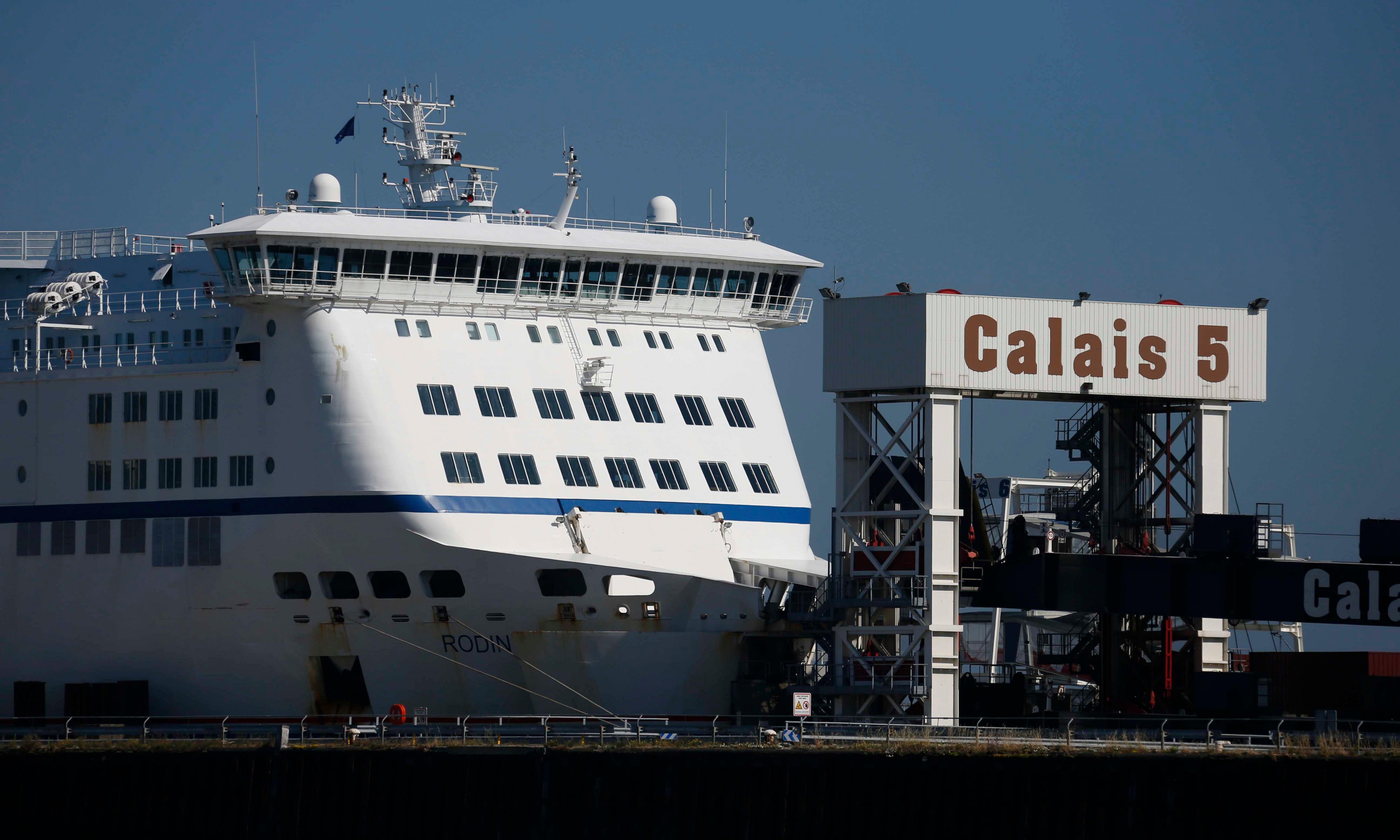 Порт во французском Кале приостановил работу из-за проникновения беженцев