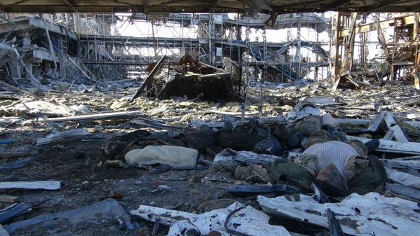 украинские каратели под развалинами аэропорта Донецкого