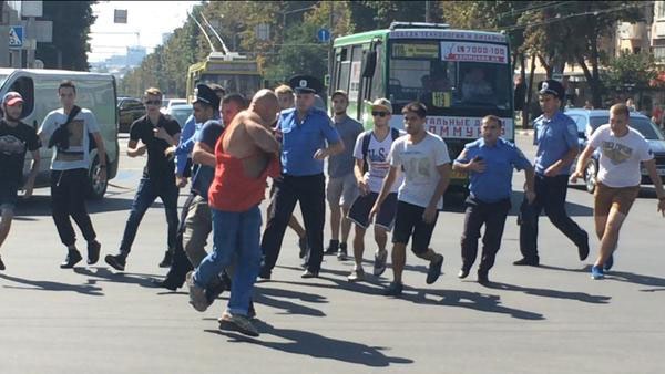 В Харькове напали на прохожего в футболке "СССР" (фото)