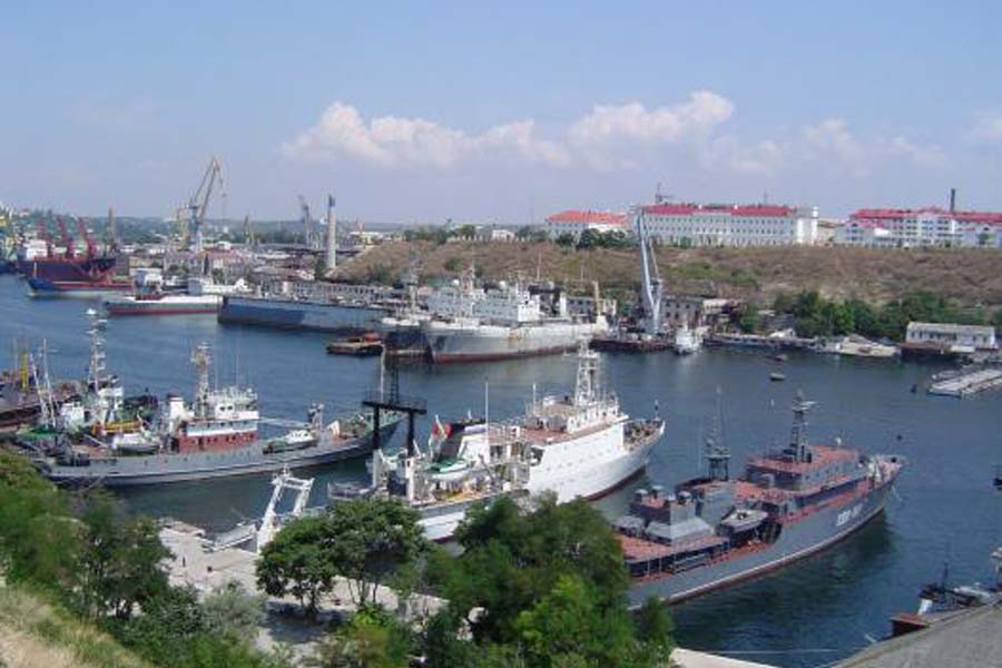 Севастопольский морской порт после модернизации станет портом двойного назначения.