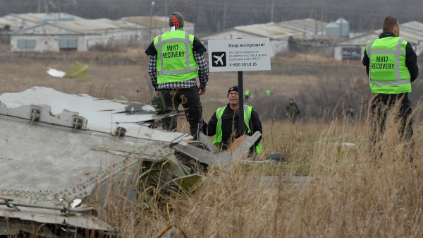 Киев обстрелами заметает следы трагедии Boeing-777 (видео)