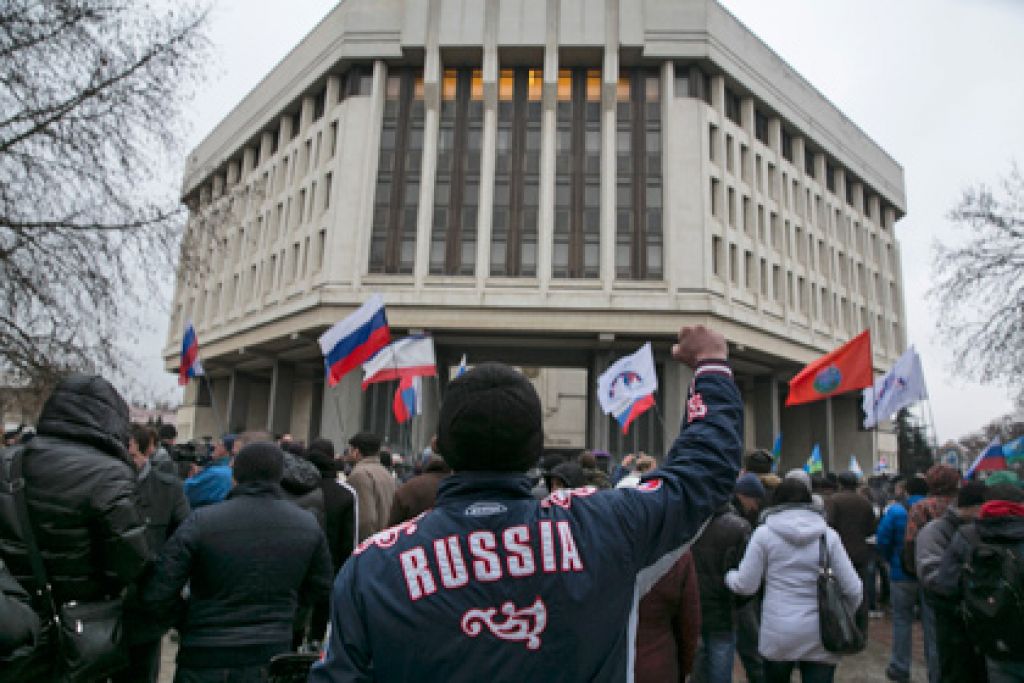 Год назад крымчане собрались под стенами парламента и потребовали присоединения к России