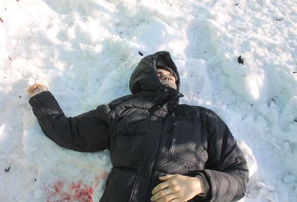 Журналист Грэм Филлипс выложил в фотографии погибшего в результате обстрела мужчины (снято в Куйбышевском районе Донецка).