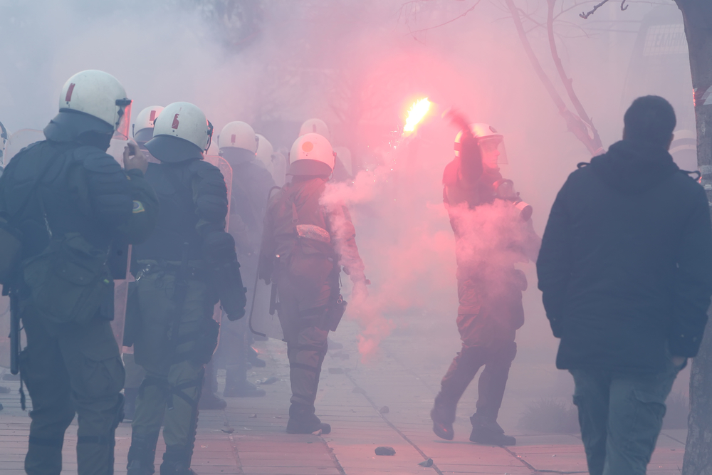 Болельщики сборной России по футболу вступили в стычку с демонстрантами в Кишиневе