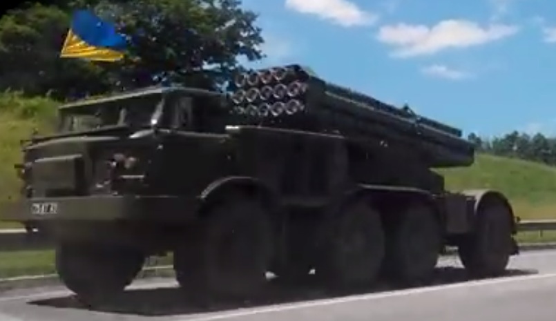 Под разговоры о перемирии хунта перебрасывает машины смерти на юго-восток (видео)