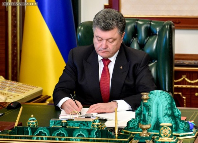 Одним росчерком пера Порошенко уволил посла и командующего ВВС Украины