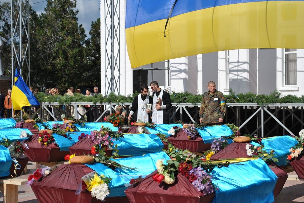 В Днепропетровск доставили тела 64 погибших под Дебальцево солдат ВСУ (видео)