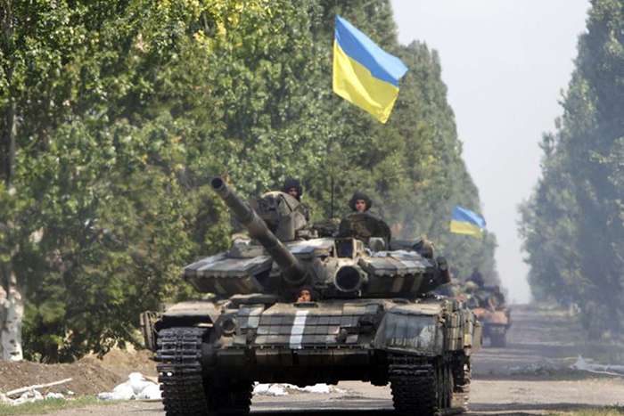 Киев массово перебрасывает «Грады», танки и САУ к Донецку (видео)