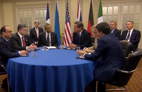 Запад хвалит Порошенко, который ничем не помог украинскому народу (видео)