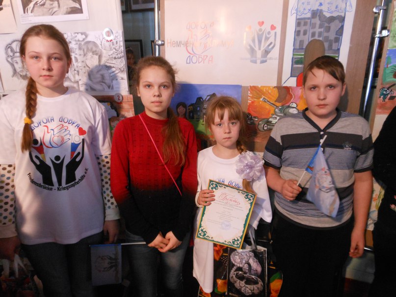 Дети Горловки объявляют мир, но пока рисуют войну