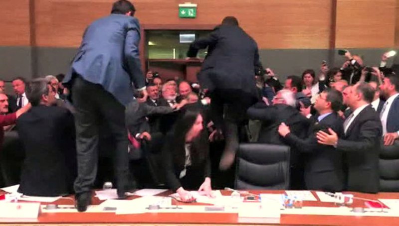 Дебаты в турецком парламенте закончились массовой дракой (видео)