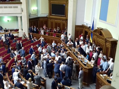 265 депутатов проголосовали "ЗА" внесение изменений в Конституцию Украины (видео)