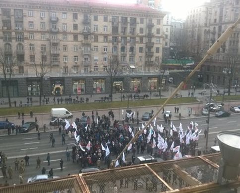 Митингующие в Киеве перекрыли дорогу