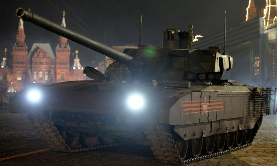 Новый российский танк Т-14 на платформе "Армата" может быть оснащен дистанционным управлением. Об этом рассказали в "Уралвагонзаводе", где и была разработана новинка российского вооружения.