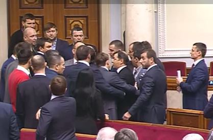 Заседание Рады закрыли досрочно из-за драки с участием Ляшко (видео)