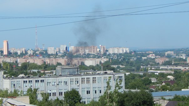 Луганск. Последствия артобстрела. Горит дом в районе улицы Барбюса (ФОТО)