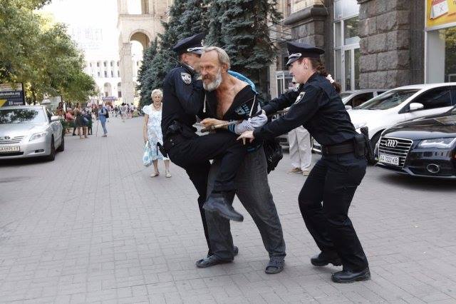 В Киеве полиция избила пенсионера