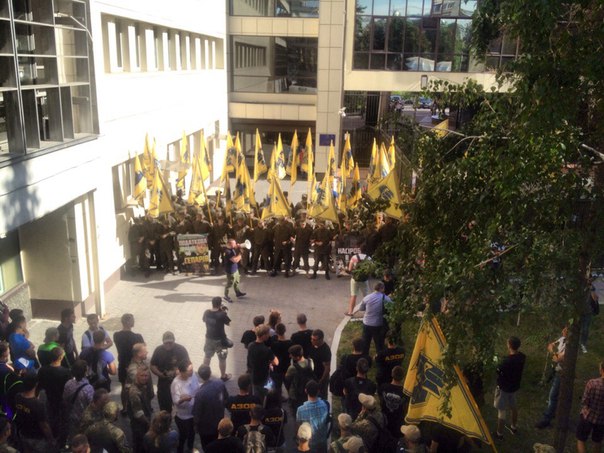 Бойцы батальона «Азов» заблокировали здание в центре Киева