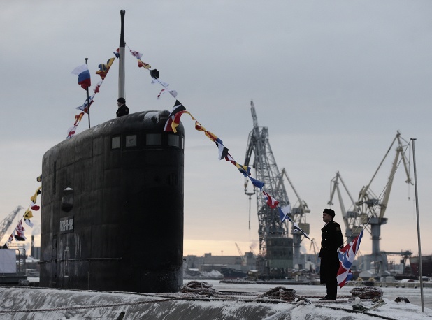 Церемония подъема военно-морского флага на дизель-электрической подлодке "Ростов-на-Дону"