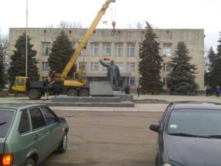 В Запорожской области с третьей попытки демонтировали памятник Ленину