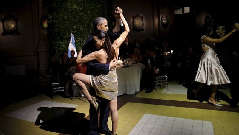 Танцуют все: Обама станцевал аргентинское танго (видео)