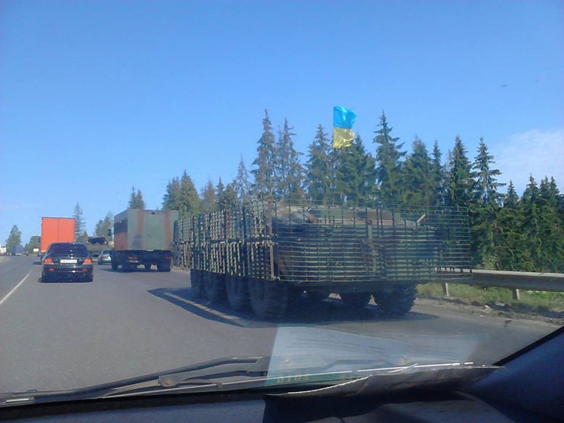 Колонна бронетехники и "зеленые" человечки по дороге на Мукачево