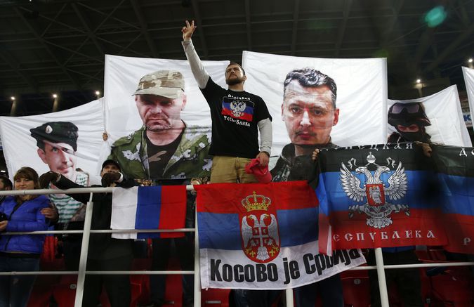 На матче Россия — Молдова фанаты подняли портреты лидеров Новороссии