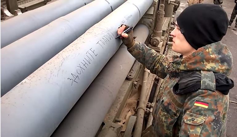 Украинские военные пишут на ракетах «Ураган» «Сдохните, твари!» (видео)