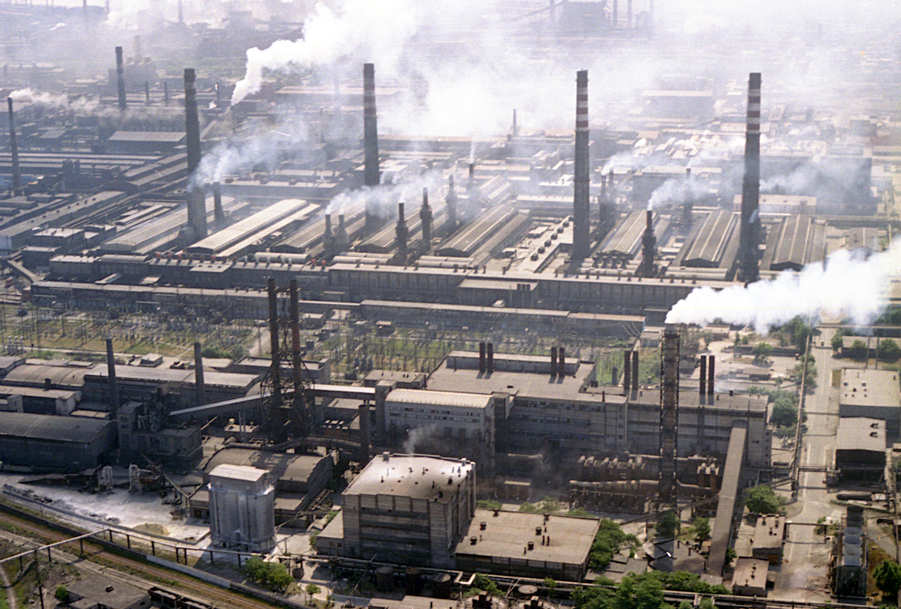 Завод в Запорожье, который Украина забрала у российских собственников, режут на металл