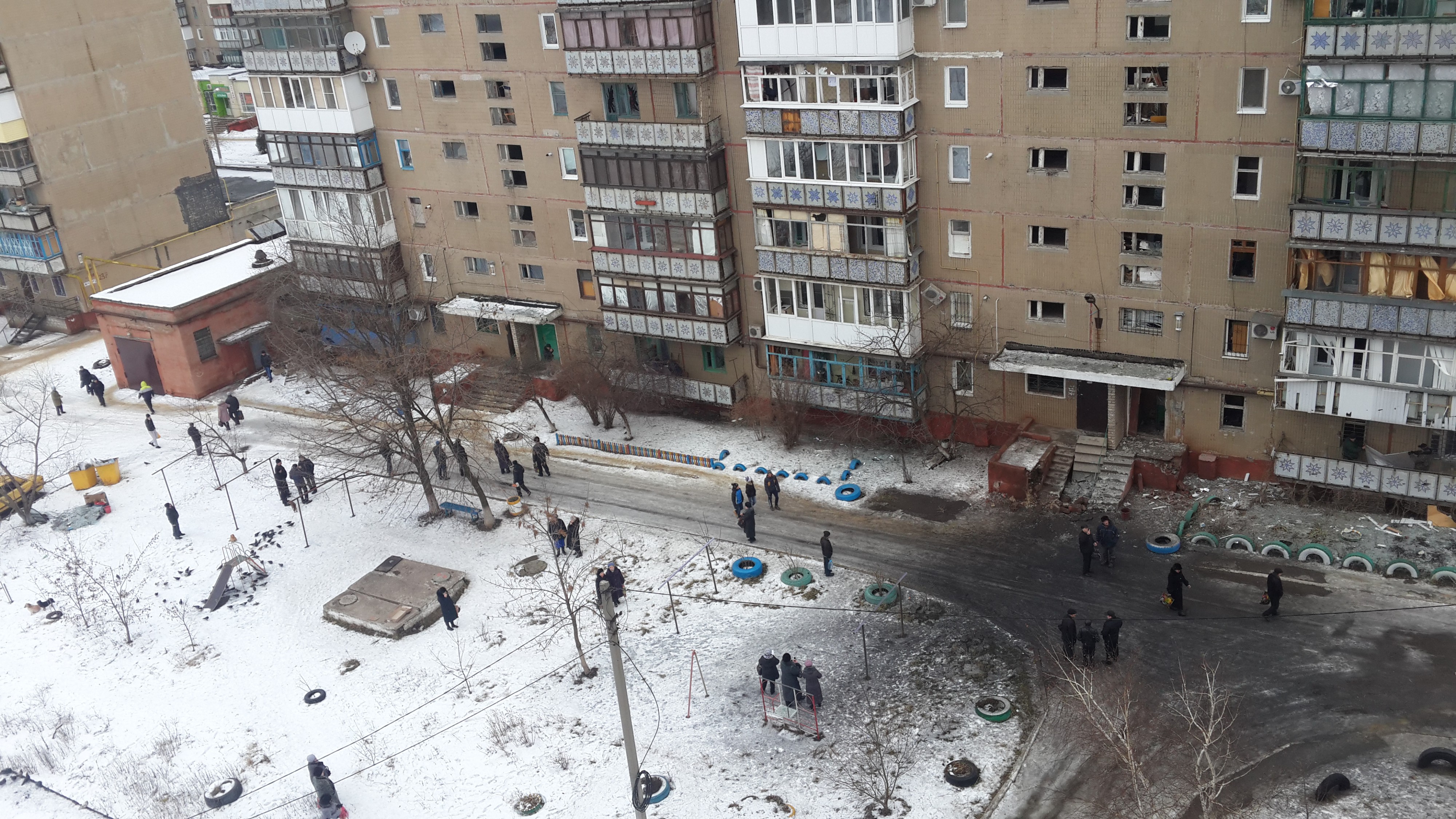 Каратели обстреляли один из жилых кварталов Горловки (фотоподборка)