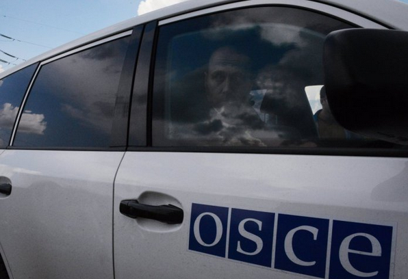 Наблюдатели ОБСЕ попали под обстрелы на Донбассе