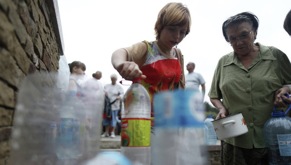 МЧС ДНР организовало доставку воды в пригород Донецка Авдеевку