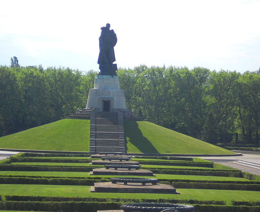 Вандалы осквернили памятник советским солдатам в Трептов-парке в Берлине