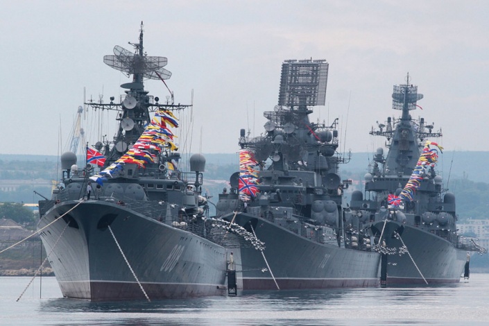 В Севастополе День ВМФ России отметят "вальсом буксиров" и авиашоу