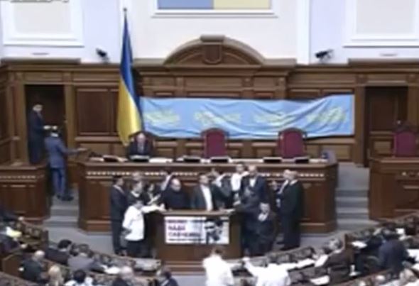 Депутаты блокируют трибуну, а националисты здание Рады (видео)