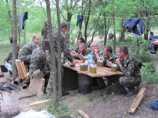 Деморализованные украинские военные меняют бензин на водку