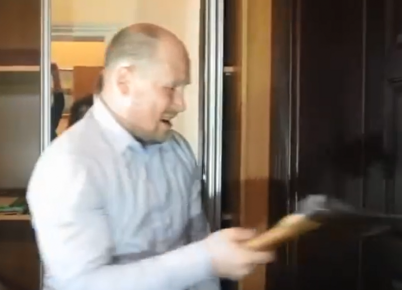 Украинский депутат с топором вломился к мэру Полтавы