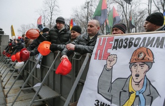 В Киеве шахтеры устроили акцию протеста у Минэнерго