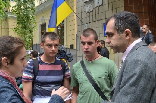 Десантники сбежали из части, чтобы рассказать Порошенко о продаже оружия ополченцам (видео)