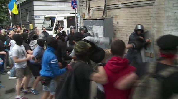 В Киеве активисты майдана избили милиционеров (видео)