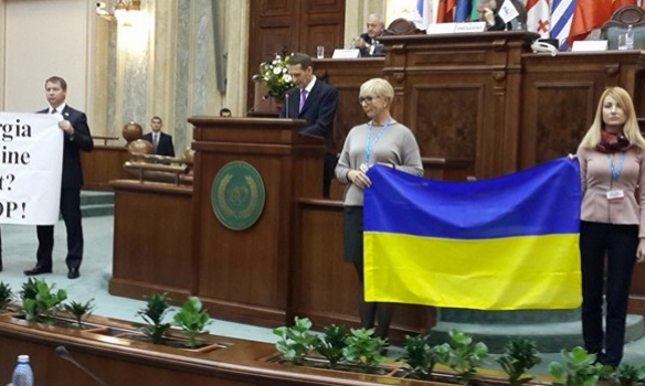 Делегация украинских парламентариев в очередной раз "покрасовалась" с флагом